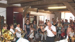 Ob vor der Tür, im Foyer oder in den oberen Etagen des Dorfmuseums: Beim ersten Gastspiel der Musikschule Hohenlohe 2017 genossen Musiker und Publikum die hautnahe Begegnung.