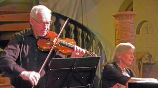 Jede Menge Recherchearbeit ermöglichte das ausschließlich den Werken von Komponistinnen gewidmete Konzert. Die Gestaltung durch Birkhold (Bariton und Violine) und Hildegund Treiber (Piano und Orgel) ergänzte Monika Birkhold mit einem Einblick in die Lebensgeschichten der zu Unrecht oft fast in Vergessenheit geratenen Komponistinnen.