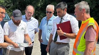 Bei einer Besuchs- und Besichtigungstour in Weikersheim mit Bürgermeister Nick Schuppert (Zweiter von rechts), dem CDU-Stadtratsfraktionsvorsitzenden Peter Rösch (Vierter von rechts) sowie weiteren kommunalpolitischen Mandatsträgern sagte MdL Professor Dr. Wolfgang Reinhart seine Unterstützung für Straßensanierungen an der L2251 zwischen Schäftersheim und Tauberrettersheim, der Ortsdurchfahrt Schäftersheim sowie der L1003 zwischen Weikersheim und Queckbronn zu.