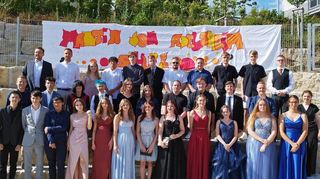 30 Realschüler freuen sich an der Martin-von-Adelsheim-Schule über die Mittlere Reife (links). Außerdem schafften 21 Schüler den Hauptschulabschluss (rechts).