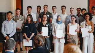 16 Absolventinnen und Absolventen des Premieren-Studienkollegs bekamen in einer Feierstunde ihre Zeugnisse überreicht.