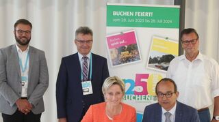 Eintrag ins Goldene Buch der Stadt (von links): Beigeordneter Benjamin Laber, Landrat Dr. Achim Brötel, Ministerin Dr. Nicole Hoffmann-Kraut, Bürgermeister Roland Burger und Minister Peter Hauk.