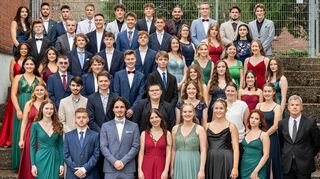 53 Schüler des Karl-Ernst-Gymnasiums haben erfolgreich ihre Abiturprüfung abgelegt.