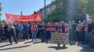 Rund 130 Mitarbeiter des AZO Global Product Centers in Osterburken versammelten sich vor dem Werkstor in der Daimlerstraße.