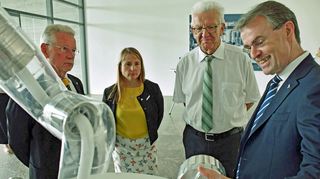 Dieser Roboterarm ist durch Ingenieurskunst viel kleiner als seine Vorgänger: Ministerpräsident Winfried Kretschmann (Zweiter von rechts) zeigte sich beim Firmenrundgang in Harthausen äußerst interessiert an den Entwicklungen, die u.a. in der Medizintechnik zum Einsatz kommen. Mit im Bild Dr. Manfred Wittenstein (Eigentümer Wittenstein SE), Dr. Anna-Katharina Wittenstein (Mitglied im Aufsichtsrat) und Dr. Bertram Hoffmann (Vorstandsvorsitzender).