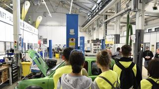 Schüler der Carl-Benz-Schule in der Ausbildungswerkstatt von John Deere auf dem Lindenhof: Erfahrungen sammeln außerhalb des Klassenraums.