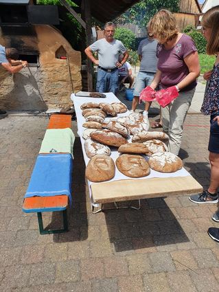 Gelebte Gemeinschaft - zum Beispiel beim Brotbacken am Holzofen