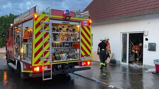 Knapp eine Stunde nach dem Löscheinsatz bei den Kleider-Containern mussten die Einsatzkräfte Wischen, was das Zeug hielt – in der „Alten Ziegelei“ hatte es einen Wasserrohrbruch gegeben.