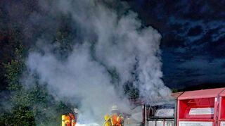 Zwei der Kleider-Container am Kaufland in Igersheim sind komplett ausgebrannt – die anderen drei wurden arg in Mitleidenschaft gezogen.