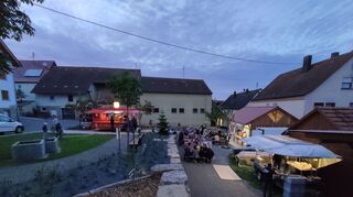 Nach Neugestaltung des Dorfplatz Neuses trifft sich Alt und Jung gerne zum Feiern.