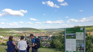 Wanderer an einem "Ort des Glücks" auf dem Altenberg.