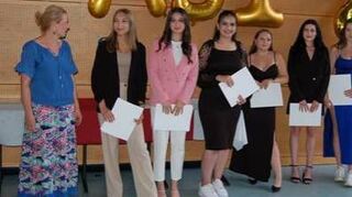 Die Klasse BKIID1 mit Klassenlehrerin Nicole Stabrey-Blanke.
