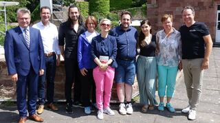 Voller Vorfreude auf die neue Saison: Der Vorsitzende des Vereins Schlossfestspiele Zwingenberg, Landrat Dr. Achim Brötel, der zweiten Vorsitzende, Bürgermeister Norman Link, Nicky Wuchinger, Sabine Sterken, Barbara Köhler, Sebastiano Lo Medico, Xenia von Randow, Angela Brandt und Intendant Rainer Roos.