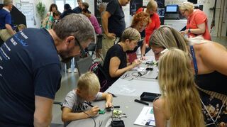 Beim Handlötworkshop im Ersa-Kunden-Center im Rahmen des Tags der offenen Tür durften auch Kinder das Handlöten lernen.