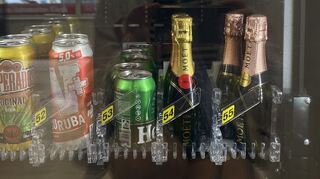 Das teuerste Produkt: Mini-Flaschen Champagner für je 25 Euro. Alkohol gibt es erst, wenn Kunden ihren Ausweis durch ein spezielles Gerät ziehen
