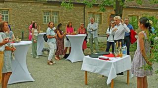 Mit vielen Informationen rund um die Oper „Der Liebestrank“ (Premiere: 27. Juli) wartete Dr. Ulrich Wüster beim Empfang für die FN-Leser am Schloss auf.