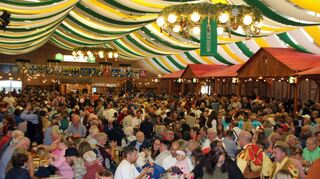 Endlich wieder ein volles Zelt: Nach drei Jahren Corona-Pause wird in Wertheim in diesem Jahr wieder die Michaelismesse gefeiert.