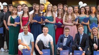 Die erfolgreichen Zehntklässler der Boxberger Umpfertalschule mit ihren Lehrern und Schulleiter Andreas Böhrer.