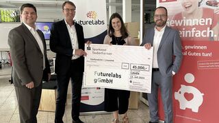 Symbolische Scheckübergabe: (von rechts) Dr. Gunther Wobser, Sophie Krimme, Peter Vogel und Markus Haas in der neu eingerichteten Werkstatt der Futurelabs.