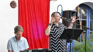 Einen überaus stimmungsvollen und unterhaltsamen Open-Air-Kulturabend präsentierte das Duo „Silver Lining“ im Innenhof der „WeinLese“ in Gerlachsheim.