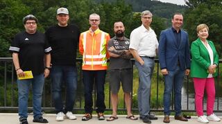 Bauoberleiter des Straßenbauamts Reinhold Ernst, Steffen Boller (Boller-Bau), Straßenbauamtsleiter Markus Metz, Marco Model, Karl Kuhn, Andreas Lehr (Ortschaftsräte von Markelsheim), Ortsvorsteherin Claudia Kemmer, Landrat Christoph Schauder, Oberbürgermeister Udo Glatthaar, Sebastian Boller (Boller-Bau), Dezernent Werner Rüger, stellvertretender Straßenbauamtsleiter Christian Meißner und Holger Haug (Leonhardt, Andrä und Partner) freuen sich über die Auszeichnung der Tauberbrücke in Markelsheim.