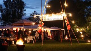 Die „Pepperonis“ schlagen ihr Theaterzeltchen für ein viertägiges Programm der Sommerbühne am Freilandmuseum auf.