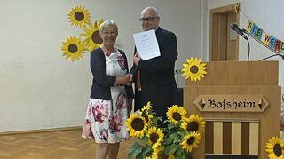 Sonderschulrektorin Gabriele Hörtdörfer bekam von Schulamtsrektor Wolfgang Winkler die Urkunde zur Versetzung in den Ruhestand überreicht.