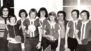 Die erste Mannschaft aus dem Gründungsjahr 1973: (von rechts) Karlheinz Henninger, Günter Bany, Gerd Hemmrich, Berthold Appel, Rolf Fuchs, Armin Henninger Gerald Weiland und Michael Henninger mit Trainer Klaus Ott.