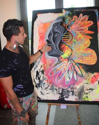 Niko Nikolaidis in Schillingstadt vor seinem Werk „Indian Spirit“ mit der Doppelhelix.