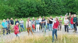 Bei der Waldbegehung des Walldürner Gemeinderates informierte Museumsleiterin Margareta Sauer vom Odenwälder Freilandmuseum in Gottersdorf über die Restaurierung des Bauernhauses Allfeld. Im August wird das Projekt fertiggestellt.