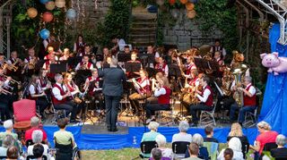 Die Feuerwehr- und Stadtkapelle hat eine ganz besondere Schloss-Serenade im Schlossgraben des Unterschlosses veranstaltet.