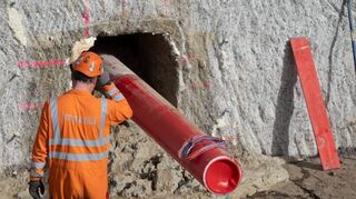 Ein Leerrohr der geplanten Stromautobahn SuedLink ragt vor dem Umspannwerk Leingarten-Großgartach aus einem kleinen Tunnel.