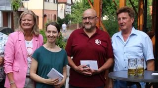 Die Gewinner des Rundfluges, Yvonne Withopf und Lothar Häfner, mit Bürgermeisterin Schmidt und dem stellvertretenden Ortsvorsteher Dieter Rudolf.