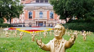 Goldfarbene Wagner-Figuren des Konzeptkünstler Ottmar Hörl stehen im Rahmen der Kunstinstallation «You're welcome» vor dem Festspielhaus vor Beginn der Bayreuther Festspiele.
