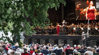 Hochkultur fürs Volk: Sopranistin Daniela Köhler (links) mit Dirigent Markus Poschner, Bariton Ólafur Sigurdarson bei „Kinder, macht Neues!“ mit dem Bayreuther Festspielorchester.