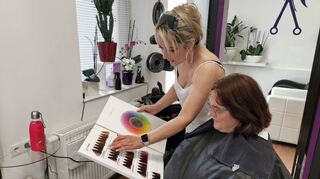 Ob Stilberatung oder Männerhaarschnitt, ob Brautfrisur oder Faschings-Makeup: Svjetlana Mataija beherrscht ihr Handwerk. Sie hat den Beruf von der Pike auf gelernt und sich 2017 in Tauberbischofsheim selbstständig gemacht. .