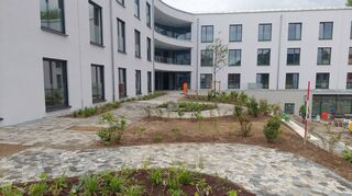 Geöffnet hin zum begrünten Innenhof ist das neue dreistöckige Pflegeheim Carolinum im „Quartier Maria Hilf“. Nach dreijähriger Bauzeit wird es am Sonntag, 30. Juli, um 15 Uhr offiziell eingeweiht.