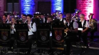 Die Musiker und Musikerinnen aus Hochhausen bei der Serenade im Grünauer Hof.