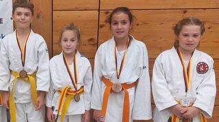 Die erfolgreiche U11-Mannschaft mit (von links) Pia Zettelmeier, Ronja Giese, Ebby Schilter, Phil Collin Karl, Hanna Merk, Alexandra Weinig und Hanna Steinam, die alle auch im Einzel erfolgreich waren.