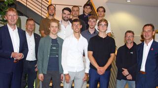 Ihre Ausbildung erfolgreich abgeschlossen haben diese neun jungen Schreinergesellen. Unser Bild zeigt sie zusammen mit (links) dem Stellvertretenden Sparkassen-Vorstandsvorsitzenden Wolfgang Reiner, dem Handwerkskammer-Hauptgeschäftsführer Ralf Schnörr, sowie (rechts) dem Vorsitzenden des Prüfungsausschusses Michael Adelmann und dem Obermeister der Schreinerinnung, Jochen Haag.