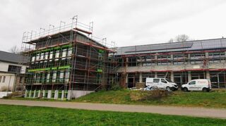 Der Schulumbau in Wenkheim zu einer Kindertagesstätte läuft auf Hochtouren und ist das größte Projekt 2023. Die Kita soll trotz Lieferengpässen und Handwerkermangel im September ihren Betrieb aufnehmen.