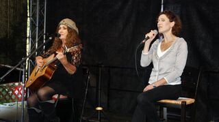 Anne Haigis (links) hatte zum Gastspiel im Tauberbischofsheimer „WIR“-Garten die Schauspielerin und Sängerin Susanne Back mitgebracht. Das Konzert unter freiem Himmel begeisterte das Publikum.