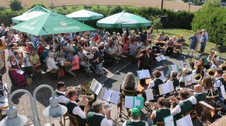 Das Serenadenkonzert des Musikvereins Ballenberg begeisterte so viele Zuhörer, dass die Bestuhlung im malerischen Pfarrhof nicht ausreichte.