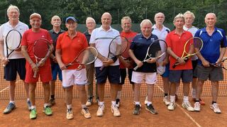 Erneute Meisterschaft: Die „Herren 65“ des TC Hardheim wurden zum zweiten Mal in Folge Meister und steigen nun in die Oberliga auf. Das Bild zeigt die am Erfolg beteiligten Spieler. Es fehlt Hans-Dieter Rusnak.