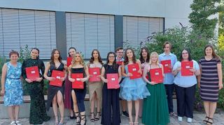 Die Absolventinnen und Absolventen der 2BFH2 mit Klassenlehrerin Heidrun Scheu-Hachtel (links) und Stellvertreterin Ute Rumpf (rechts).