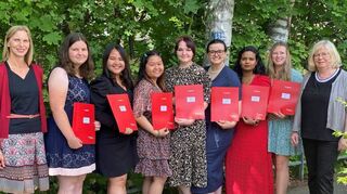 Die erfolgreichen Absolventinnen mit ihrer Fachlehrerin Ursula Scheurer (rechts) und epe-Schulleiterin Anke Mund (links).