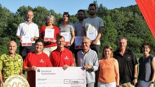 Vertreter der Bundespreisträger des Sportabzeichen-Wettbewerbs der Sparkassen-Finanzgruppe gemeinsam mit Vertretern der Sparkasse und verschiedener sportlicher Institutionen.