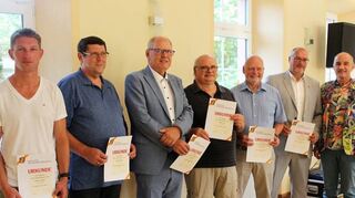 Bei der Jubiläumsfeier des TTC Oberschüpf wurden langjährige Funktionäre (linkes Bild) und Mitglieder für 40-jährige Vereinstreue geehrt.