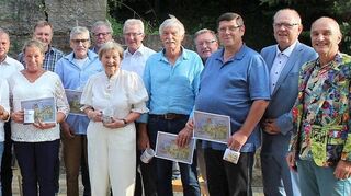 Die Gründungsmitglieder des TTC Oberschüpf zusammen mit Matthias Götzelmann,Vorsitzendem Manfred Pers (rechts) und Steffen Adelmann.