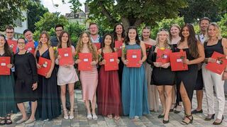 Die Absolventinnen und Absolventen der schulischen Ausbildung 2023 und die Absolventinnen und Absolventen der Praxisintegrierten Ausbildung.